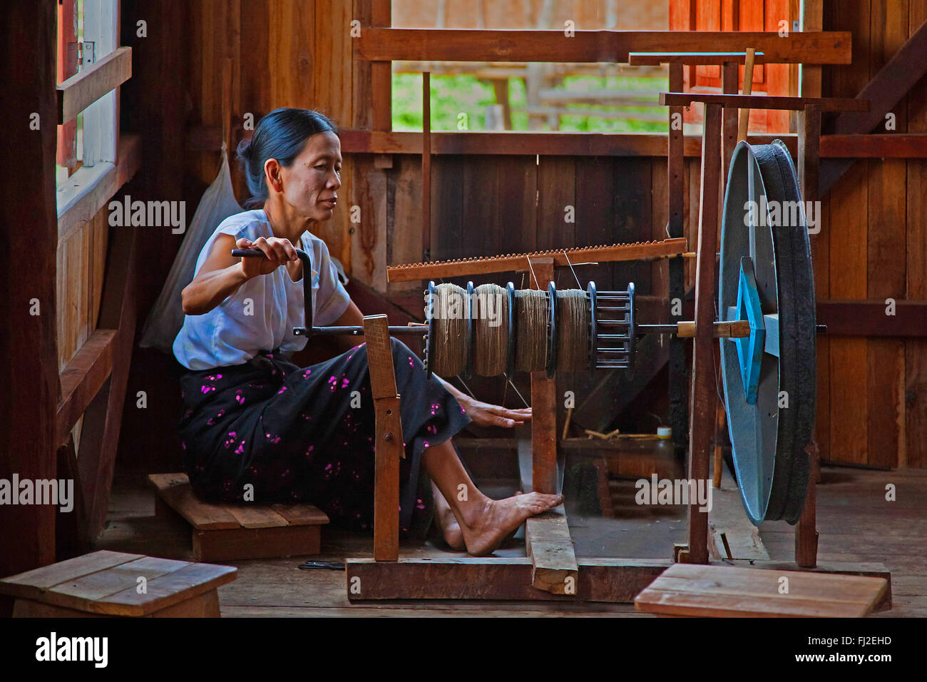 La tessitura di Lotus tessuti di seta dagli steli del lotus pianta è una industria locale del Lago Inle - Myanmar Foto Stock