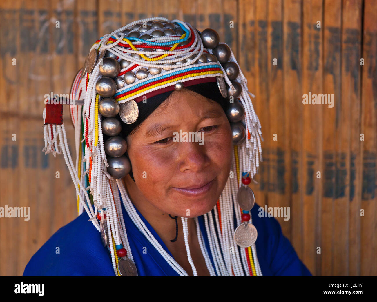 Le donne della tribù AKHA usura elaborati copricapi fatti di perle, monete d'argento e la mano si profilava il cotone - villaggio nei pressi di Kengtung o Foto Stock