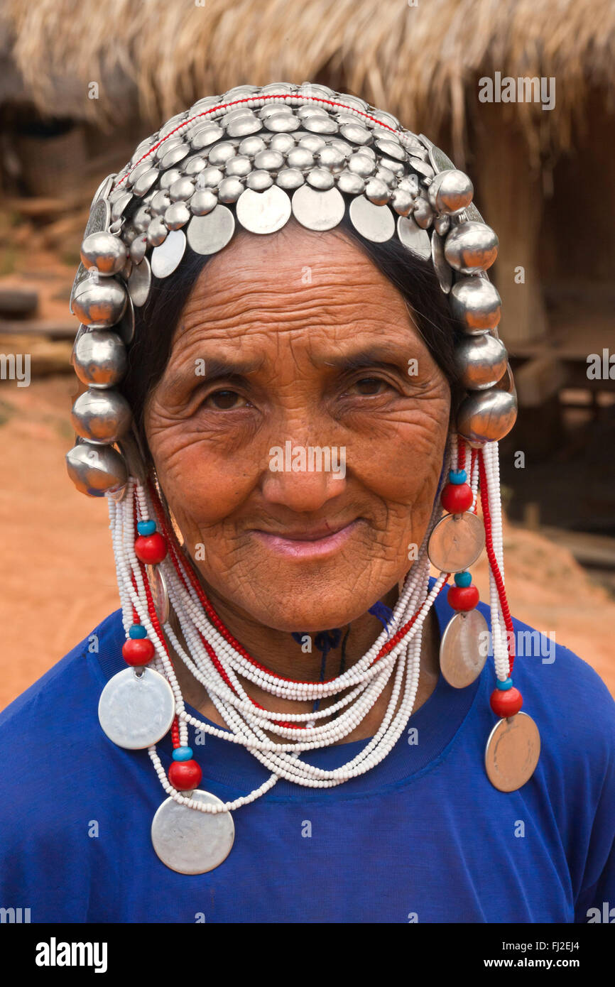 Le donne della tribù AKHA usura elaborati copricapi fatti di perle, monete d'argento e la mano si profilava il cotone - villaggio nei pressi di Kengtung o Foto Stock