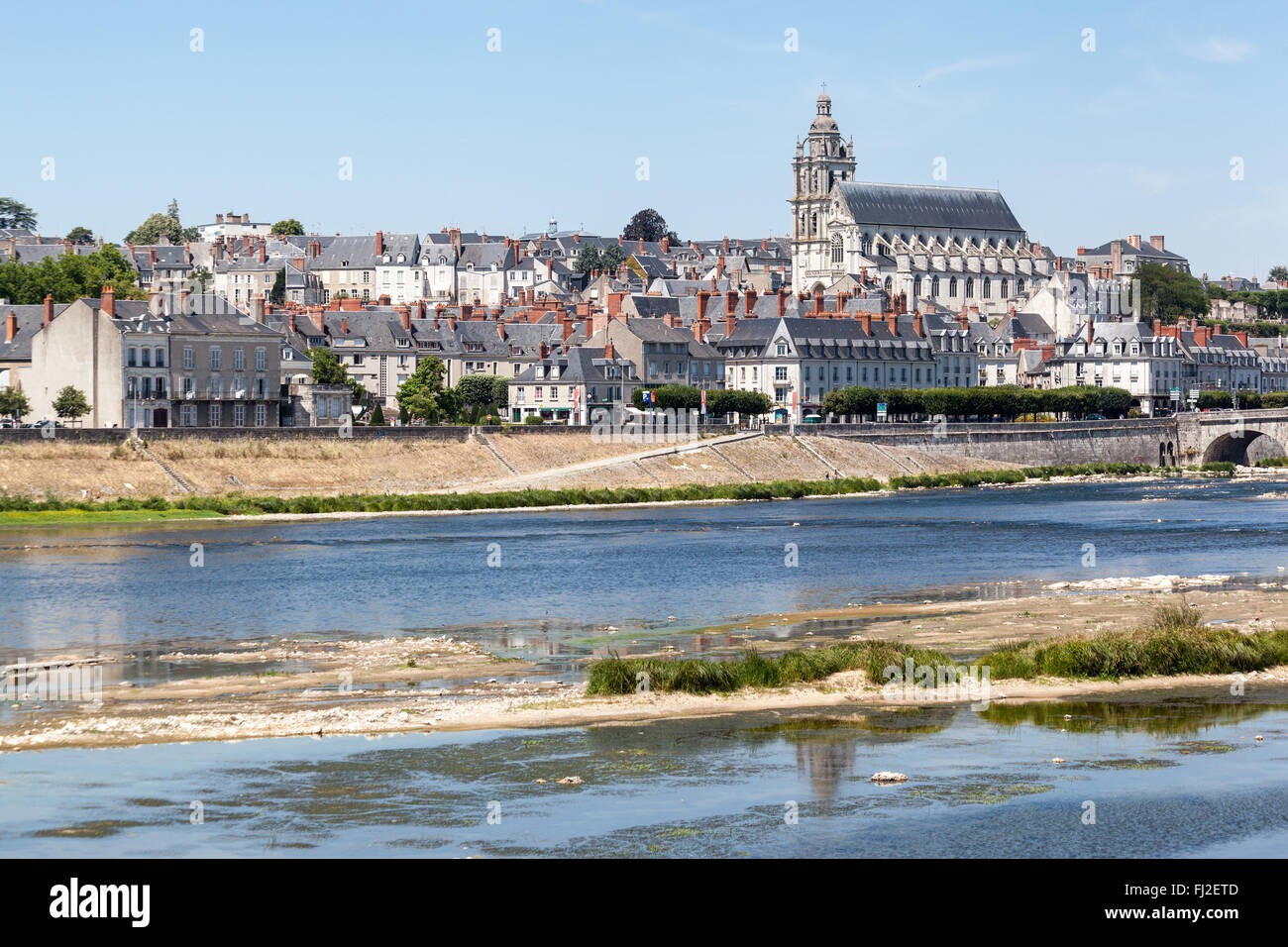 Il fiume Loira, un ponte e la cattedrale. Blois, Valle della Loira, Francia Foto Stock