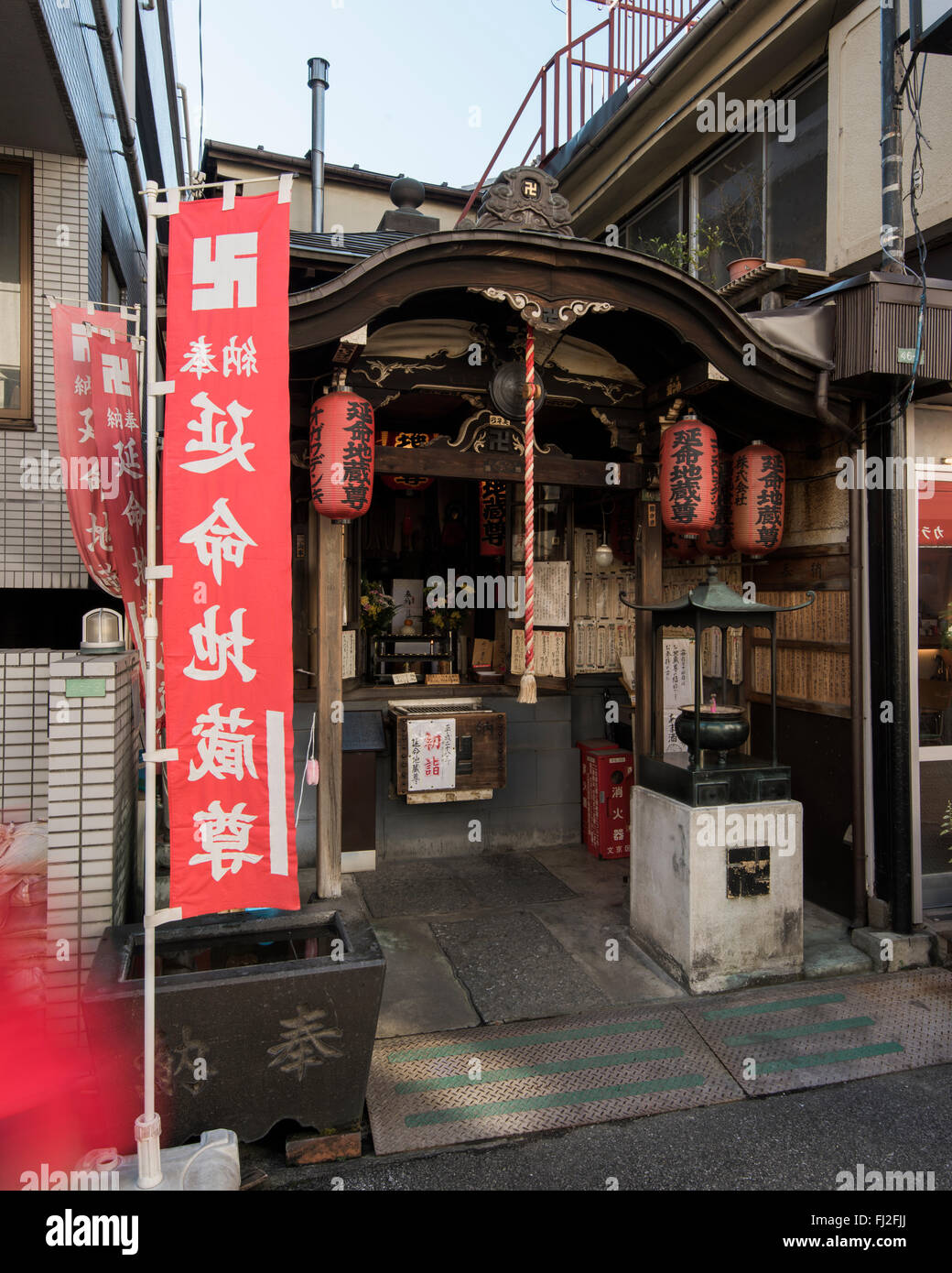 Piccolo Santuario nelle strade di Yanaka, Foto Stock