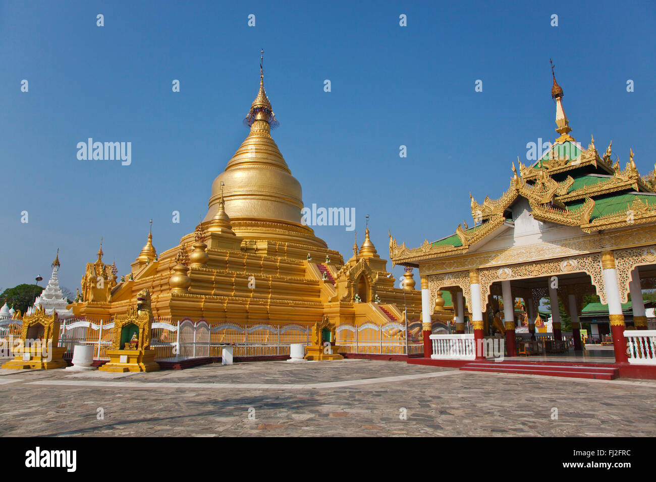 Il KUTHODAW PAYA case 729 di lastre di marmo dei Tripitaka sapere come il mondo più grande libro - Mandalay, MYANMAR Foto Stock