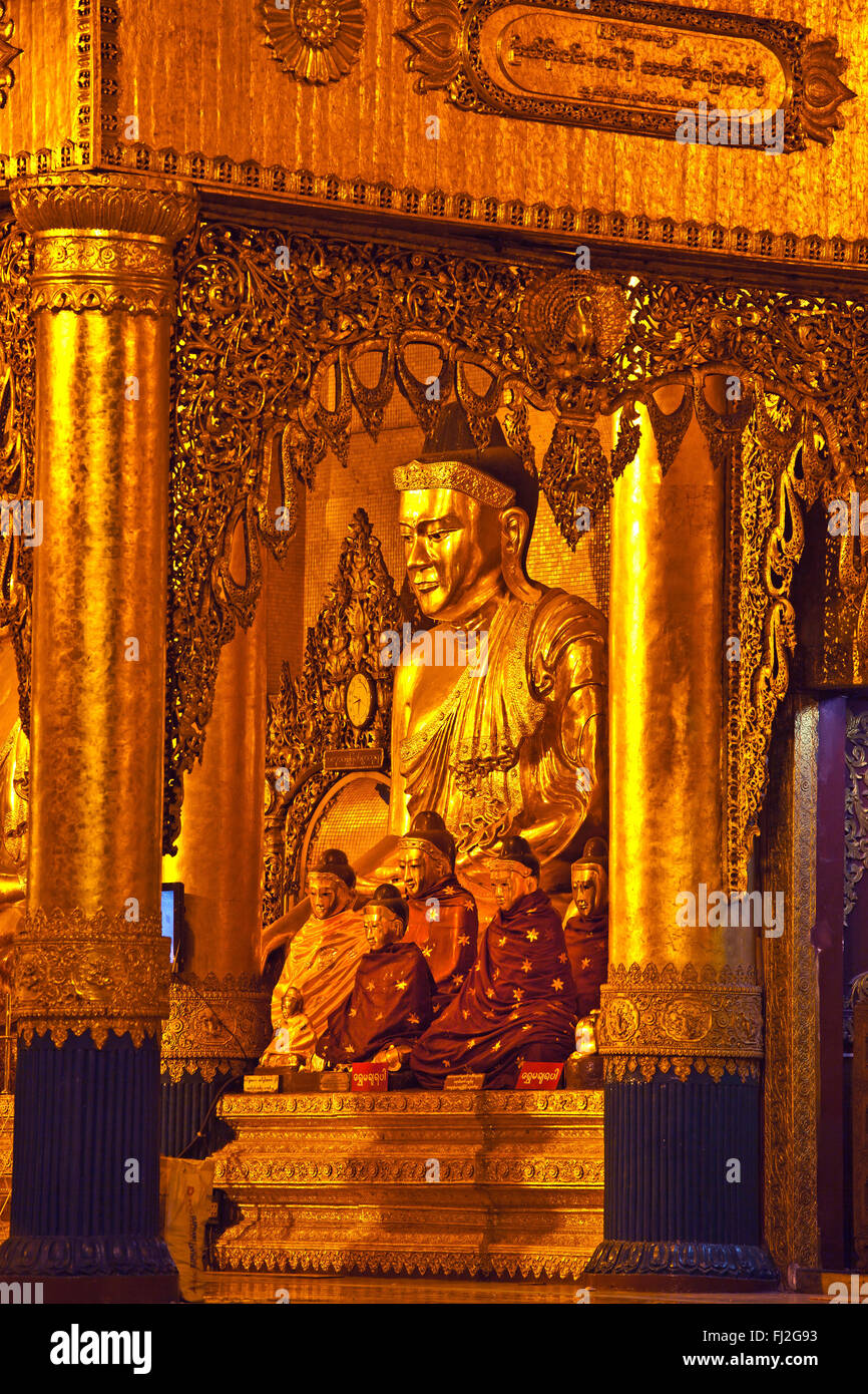 GOLDEN Statue di Buddha sono adorato la Shwedagon Paya o pagoda che risale al 1485 - YANGON, MYANAMARthe Shwedagon Paya o Foto Stock