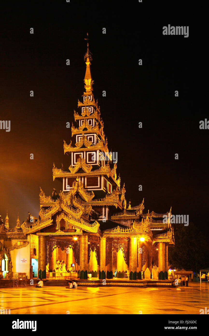 PAGODA Santuario in stile presso la Shwedagon Paya o pagoda che risale al 1485 - YANGON, MYANMAR Foto Stock