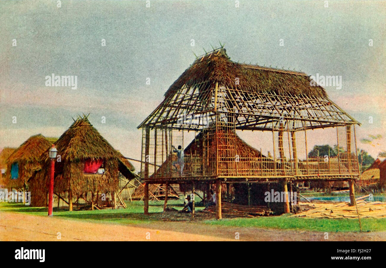 Le case degli indigeni nella parte interna sono costruiti come si vede qui a fornire contro entrambe le alluvioni e terremoti. Il tetto è la prima parte di essere tessuto in dopo che il telaio è realizzato. Filippine, 1899 Foto Stock
