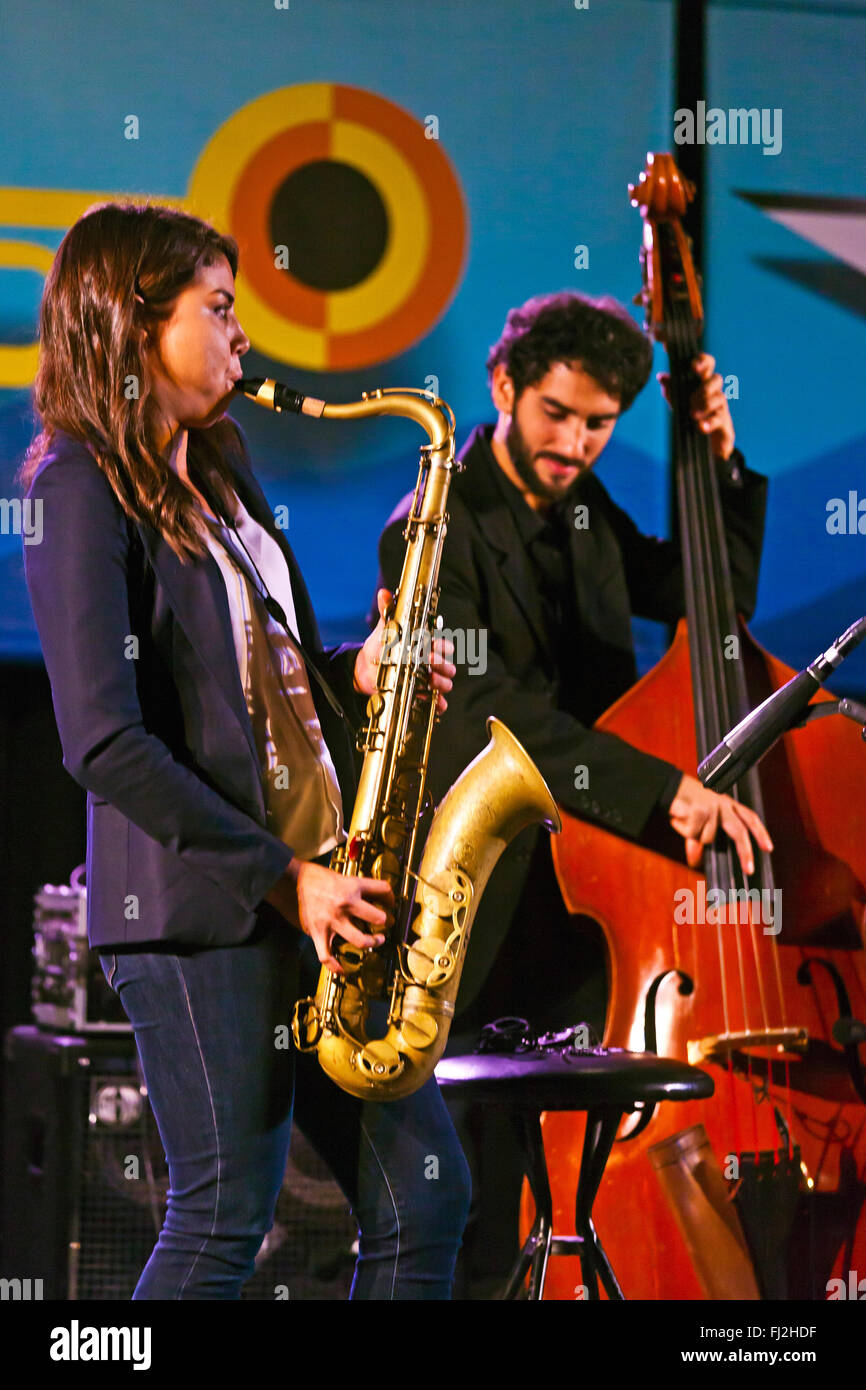 MELISSA ALDANA e PABLO MENARES gioca con il trio di crash sul palco del giardino al MONTEREY JAZZ FESTIVAL Foto Stock