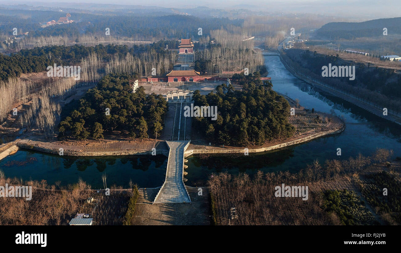 Yixian. 28 Feb, 2016. Una foto aerea adottate il 28 febbraio, 2016 mostra lo scenario di Tailing per l'imperatore Yongzheng (1678-1735) presso la Western Tombe Qing in Yixian County, a nord della Cina di nella provincia di Hebei. La Western Tombe Qing, che fu costruito una prima volta nel 1730s, consistono di 14 tombe. Le Tombe imperiali del Ming e le dinastie di Qing è stata iscritta nella Lista del Patrimonio Mondiale dell'umanità. © Liu Mancang/Xinhua/Alamy Live News Foto Stock