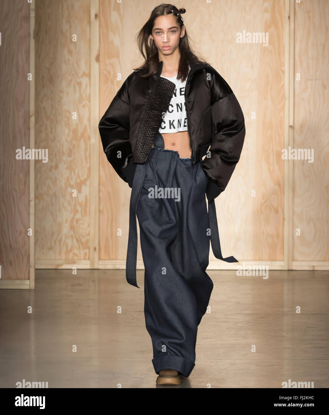 La città di New York, Stati Uniti d'America - 17 Febbraio 2016: Yasmin Wijnaldum passeggiate la pista di DKNY Donna mostra durante NYFW F/W 2016 Foto Stock