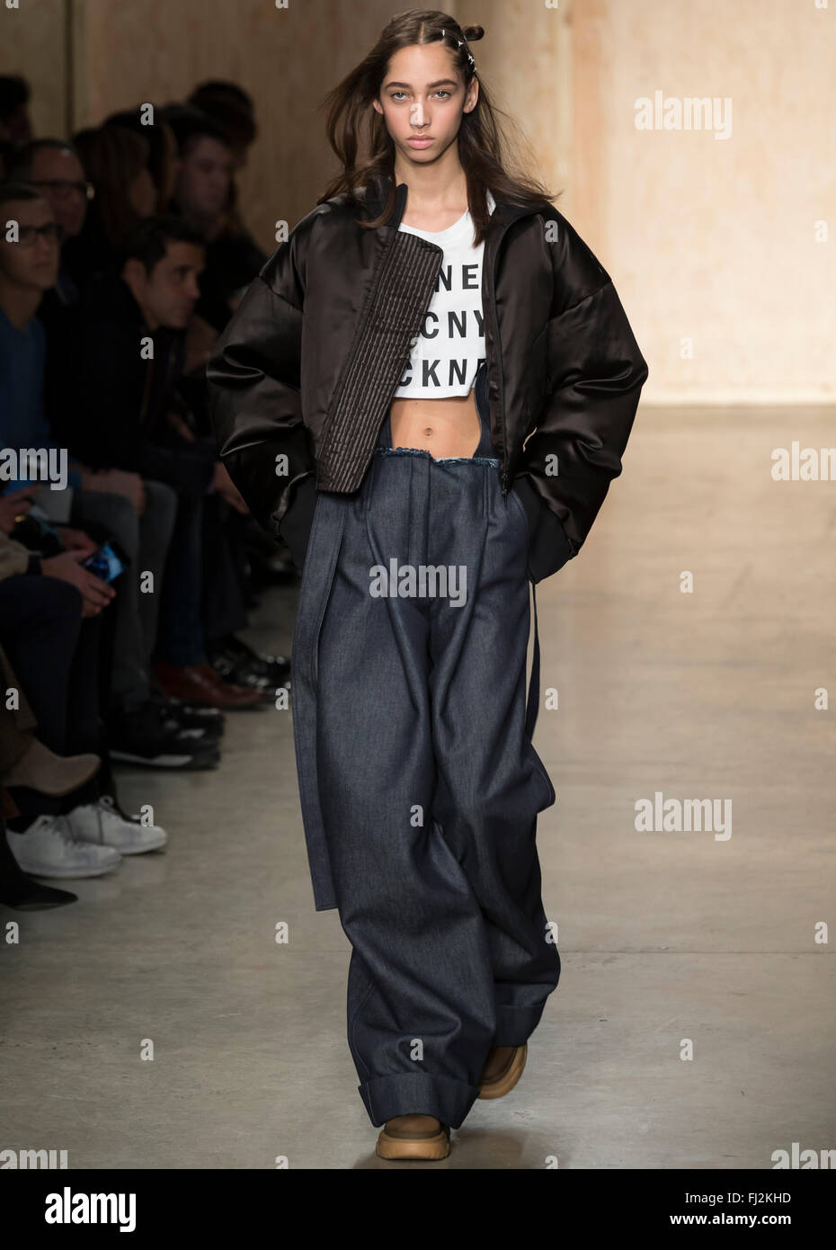 La città di New York, Stati Uniti d'America - 17 Febbraio 2016: Yasmin Wijnaldum passeggiate la pista di DKNY Donna mostra durante NYFW F/W 2016 Foto Stock