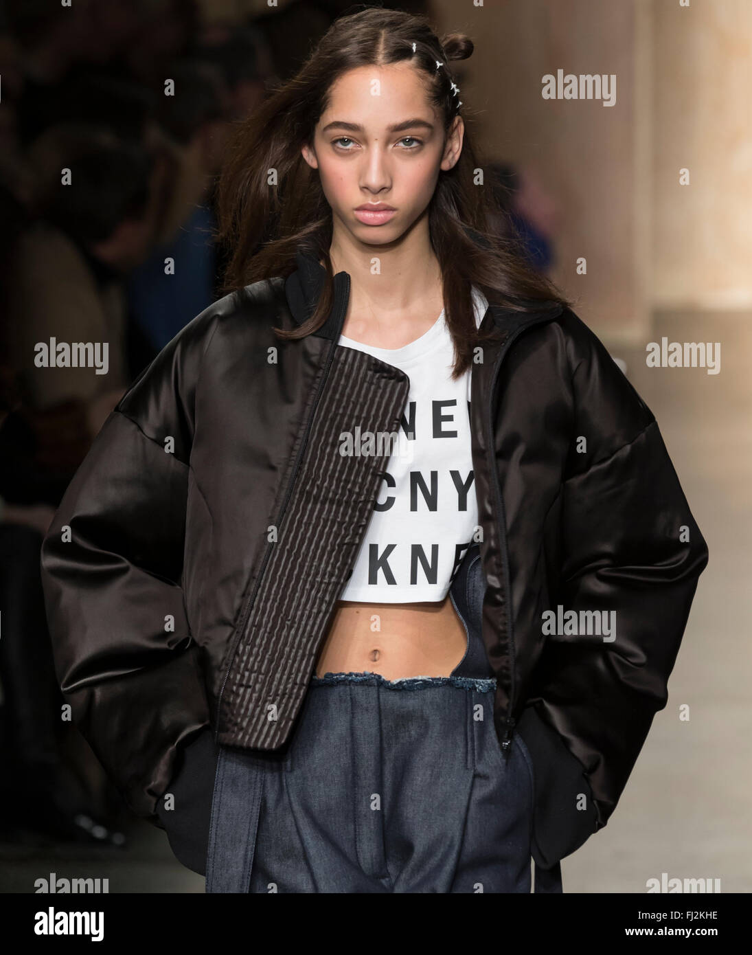 La città di New York, Stati Uniti d'America - 17 Febbraio 2016: Yasmin Wijnaldum passeggiate la pista di DKNY Donna mostra durante NYFW F/W 2016 Foto Stock