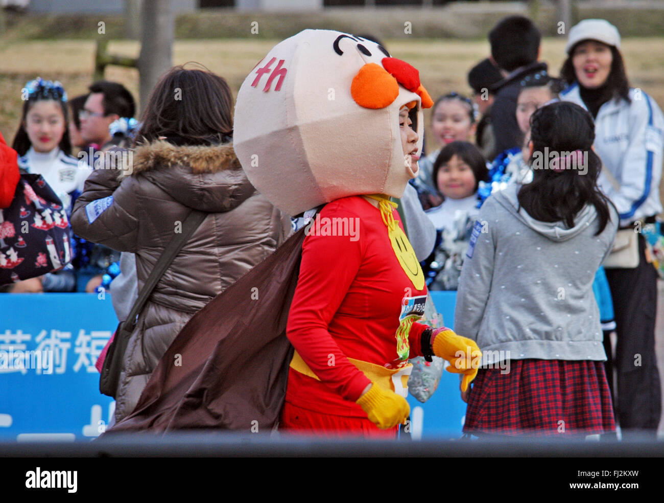 Tokyo, Giappone. 28 Feb, 2016. Un maratoneta dress up nella famosa kids anpanman carattere è visto passare il 40-km segnare nel nel quartiere Koto di Tokyo in Giappone durante la Maratona di Tokyo 2016. Maratona di Tokyo celebra il suo decimo aniversay dell esistenza, questo anno vicino a 36,500 persone dal Giappone e da altre parti del mondo hanno partecipato. La maratona attraversa vari punti di Tokyo fissando il Governo Metropolitano di Tokyo Edificio, continuando a Iidabashi, Palazzo Imperiale, Hibiya, Shinagawa, Ginza, Nihonbashi, Asakusa Kaminari-mon, Tsukiji, Toyosu e termina presso il Tokyo Big Sight. Un Foto Stock