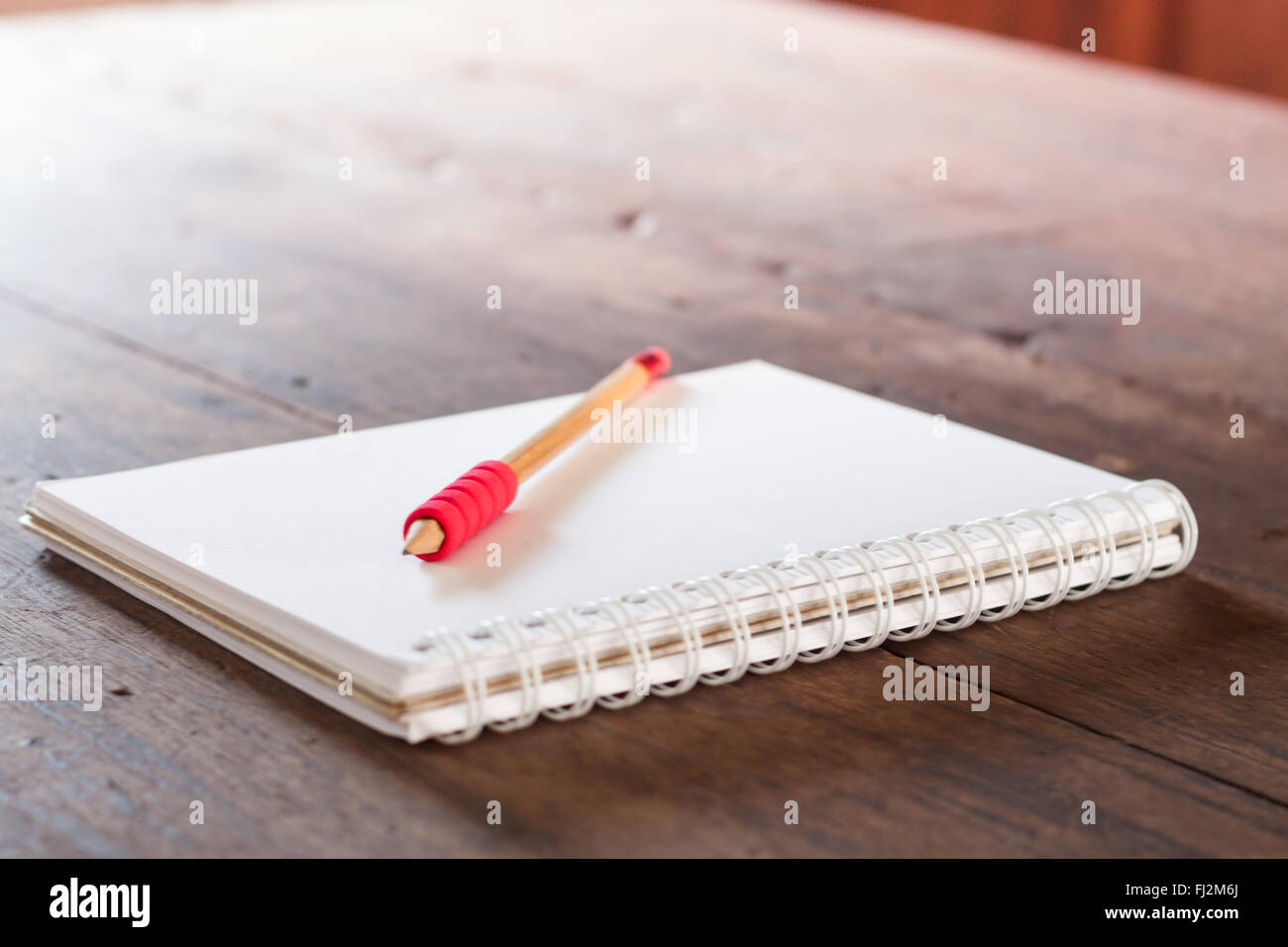 Stazione di lavoro con notebook e matita con filtro vintage, stock photo Foto Stock