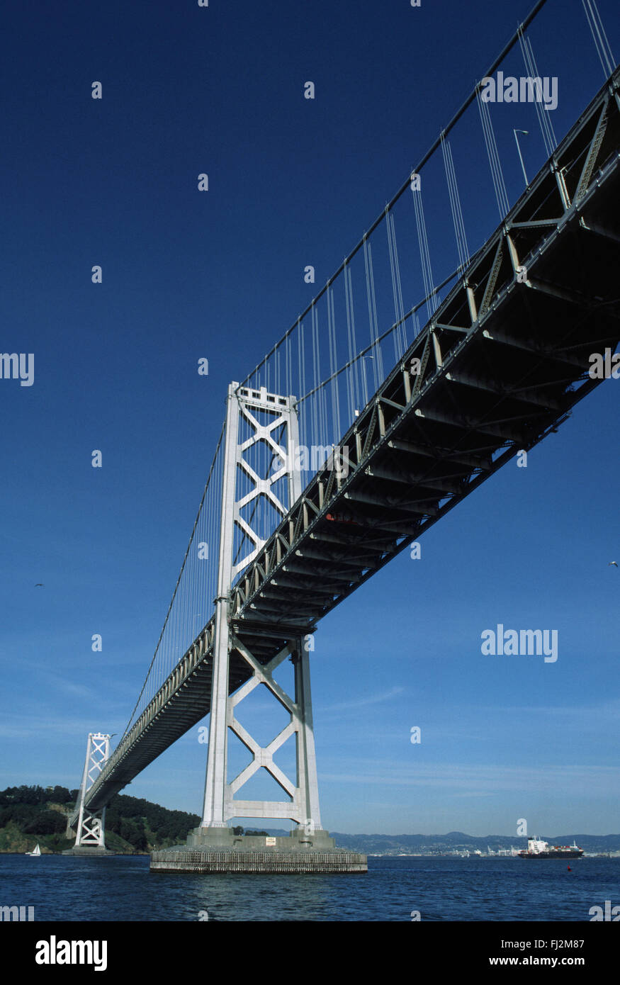 SAN FRANCISCO BAY BRIDGE tiro da sotto al livello dell'acqua - California Foto Stock