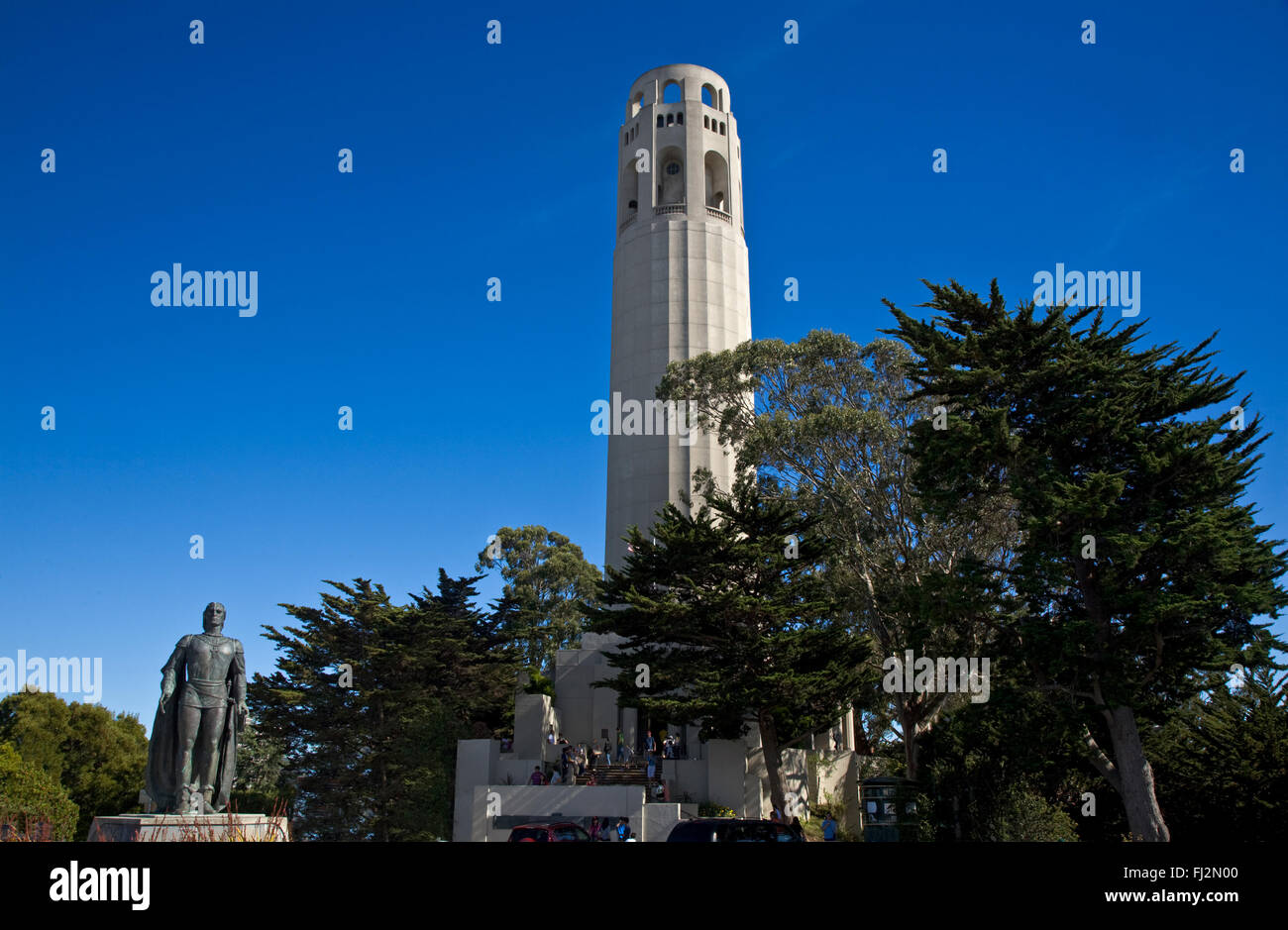 Statua di Cristoforo Colombo & Coit Tower che si siede in cima al colle del telegrafo - SAN FRANCISCO, CALIFORNIA Foto Stock