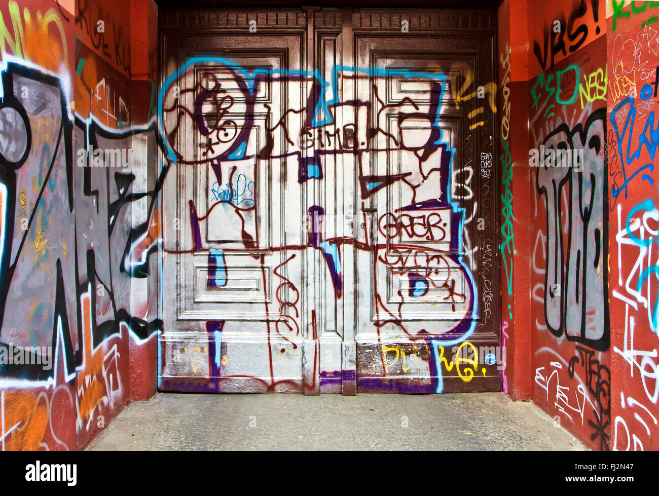 Berlino, Germania - edificio ingresso coperto da graffiti Foto Stock