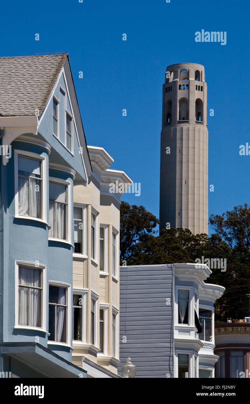 Case Classic & Coit Tower in cima al colle del telegrafo come visto dalla spiaggia nord - SAN FRANCISCO, CALIFORNIA Foto Stock