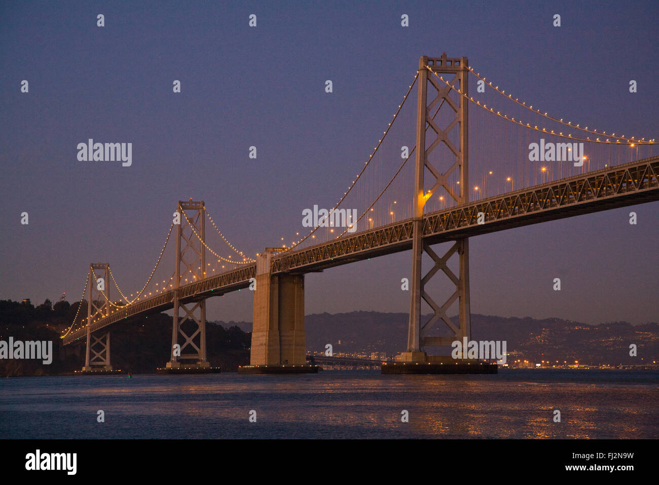 Il ponte della baia di notte dal Embarcadero - SAN FRANCISCO, CALIFORNIA Foto Stock