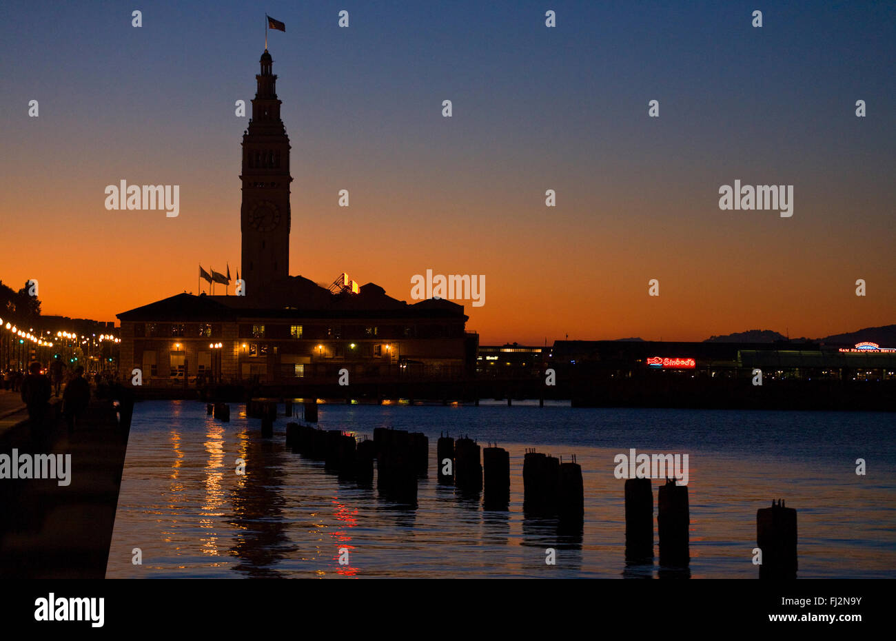 Il Ferry Building Marketplace al tramonto lungo l'EMBARCADERO - SAN FRANCISCO, CALIFORNIA Foto Stock
