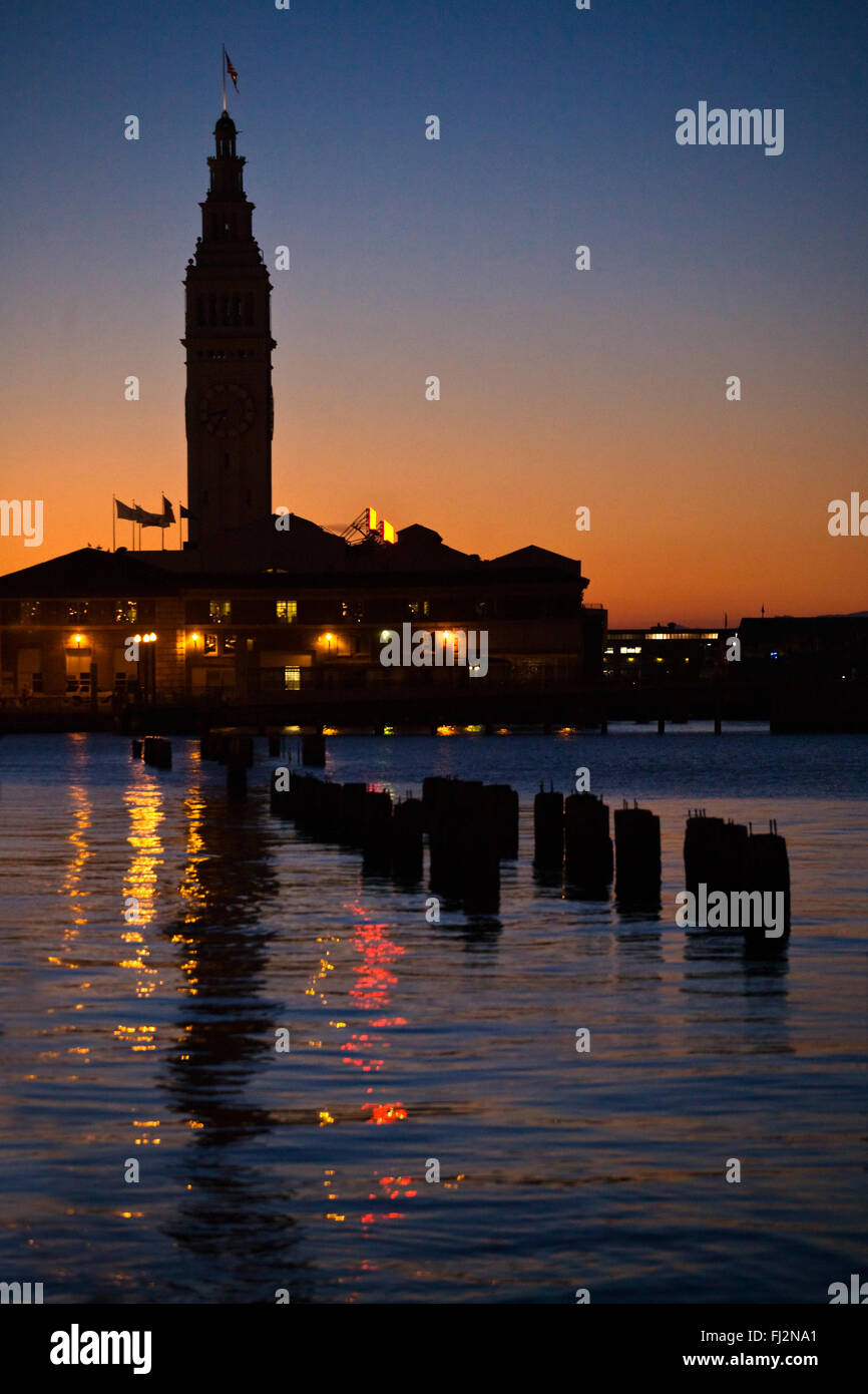 Il Ferry Building Marketplace al tramonto lungo l'EMBARCADERO - SAN FRANCISCO, CALIFORNIA Foto Stock