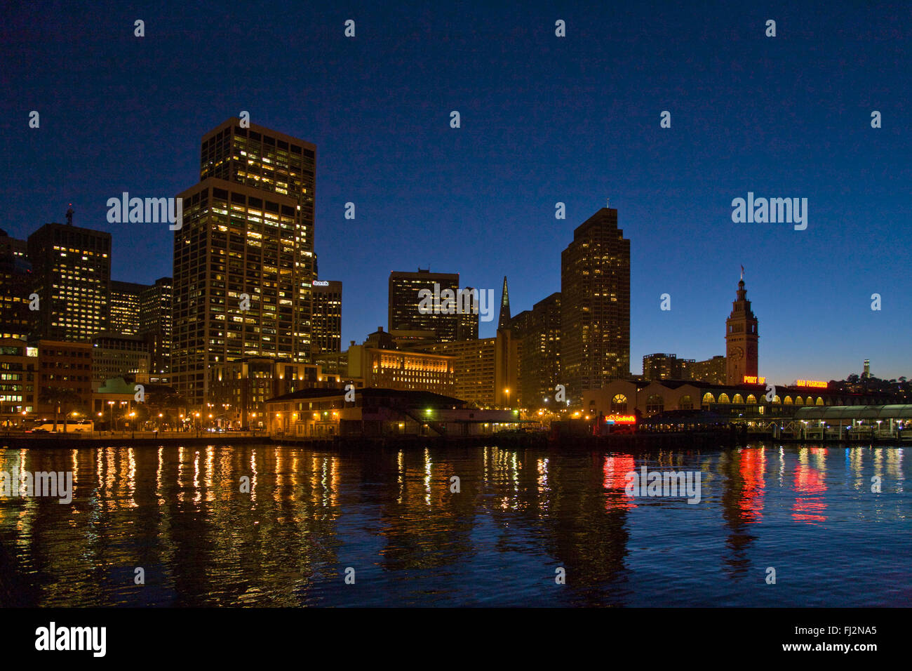 Un paesaggio urbano al tramonto dal Embarcadero - SAN FRANCISCO, CALIFORNIA Foto Stock