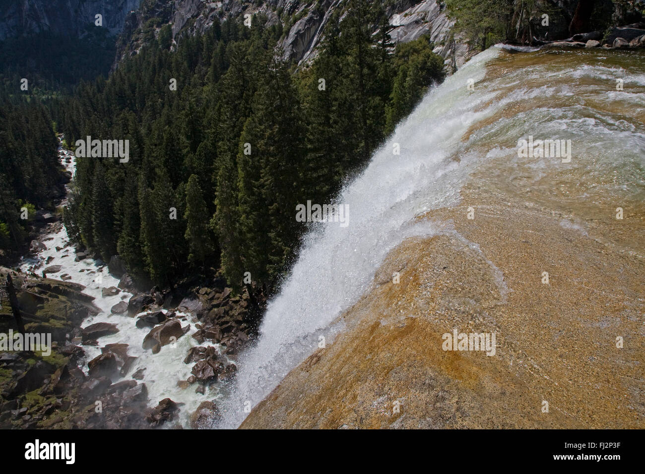 Primaverile cade gocce 317 piedi durante la primavera run off - Parco Nazionale di Yosemite in California Foto Stock