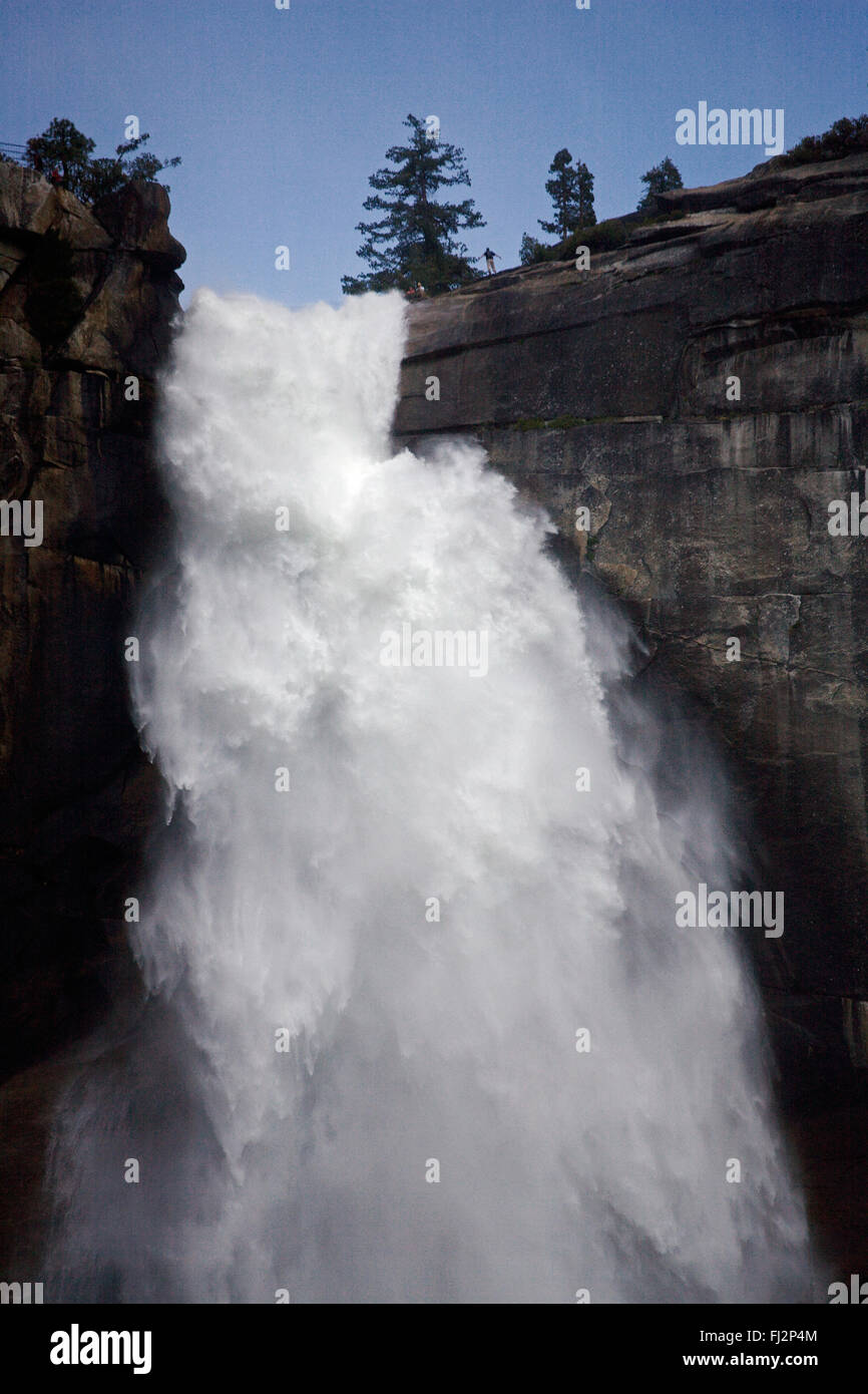 NEVADA FALLS durante la primavera run off gocce 594 piedi come teste nella Yosemite Valley - Yosemite National Park, California Foto Stock