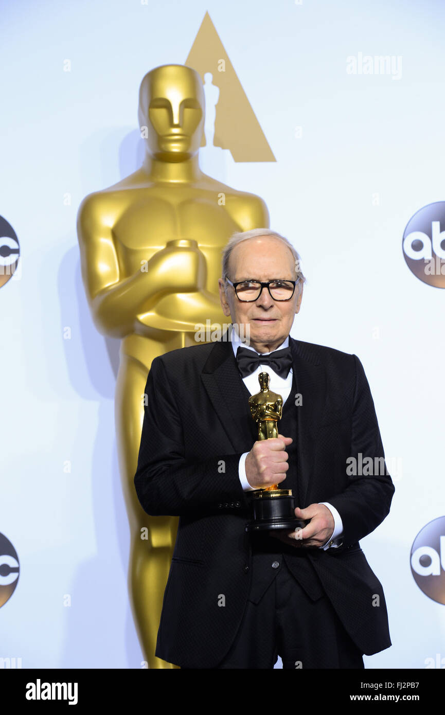 Los Angeles, Stati Uniti d'America. 28 Feb, 2016. Ennio Morricone di 'l'odioso otto' pone dopo aver vinto il miglior punteggio originale durante la 88th Academy Awards al Dolby Theatre di Los Angeles, gli Stati Uniti, il 28 febbraio, 2016. Credito: Yang Lei/Xinhua/Alamy Live News Foto Stock