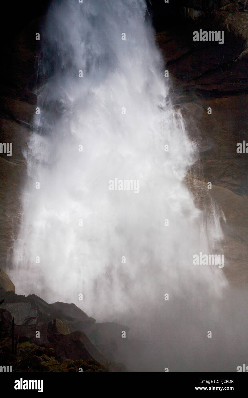 NEVADA FALLS durante la primavera run off gocce 594 piedi come teste nella Yosemite Valley - Yosemite National Park, California Foto Stock