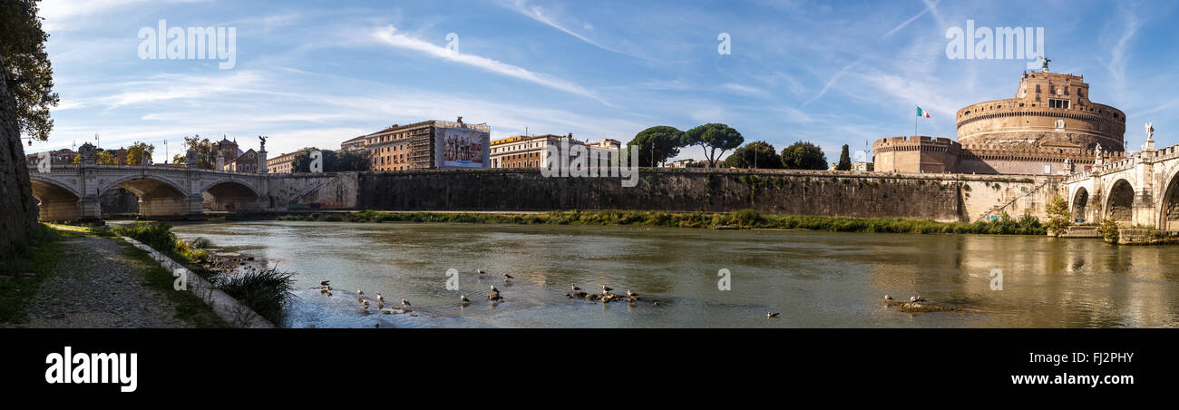 Vista del fiume Tevere con Ponte Sant'Angelo lungo la città di Roma, con la vista di Castel Sant'Angelo, Castello del Santo Angel. Foto Stock