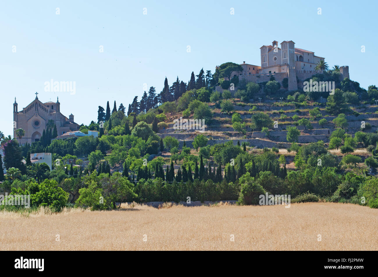 Maiorca, isole Baleari, Spagna, Europa: Artà, perched città vecchia intorno a 35 miglia dalla capitale dell'isola di La Palma, visti attraverso un campo di grano Foto Stock