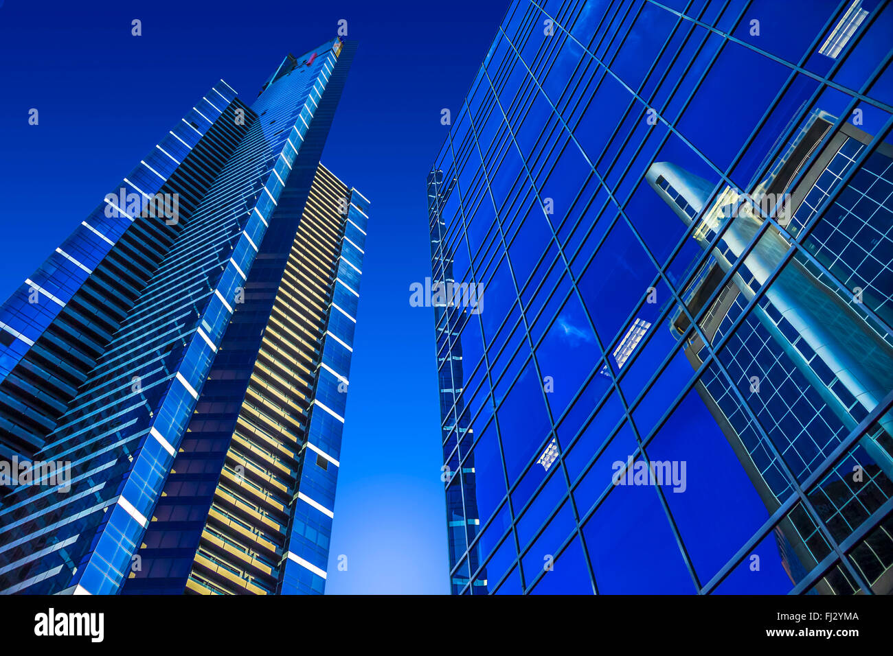 La altezze vertiginose di Melbourne's blu vivo riflesso di vetro Eureka Tower appartamenti in Southbank Foto Stock