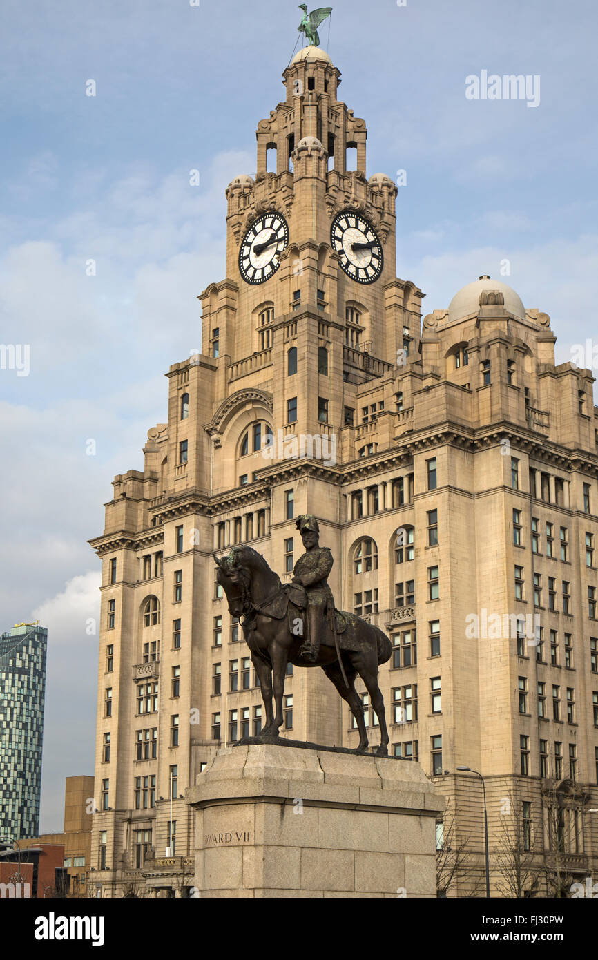 Statua del re Edward VII sul molo di testa in Liverpool con il Royal Liver Building dietro. La statua è stata eretta nel 1921. Foto Stock