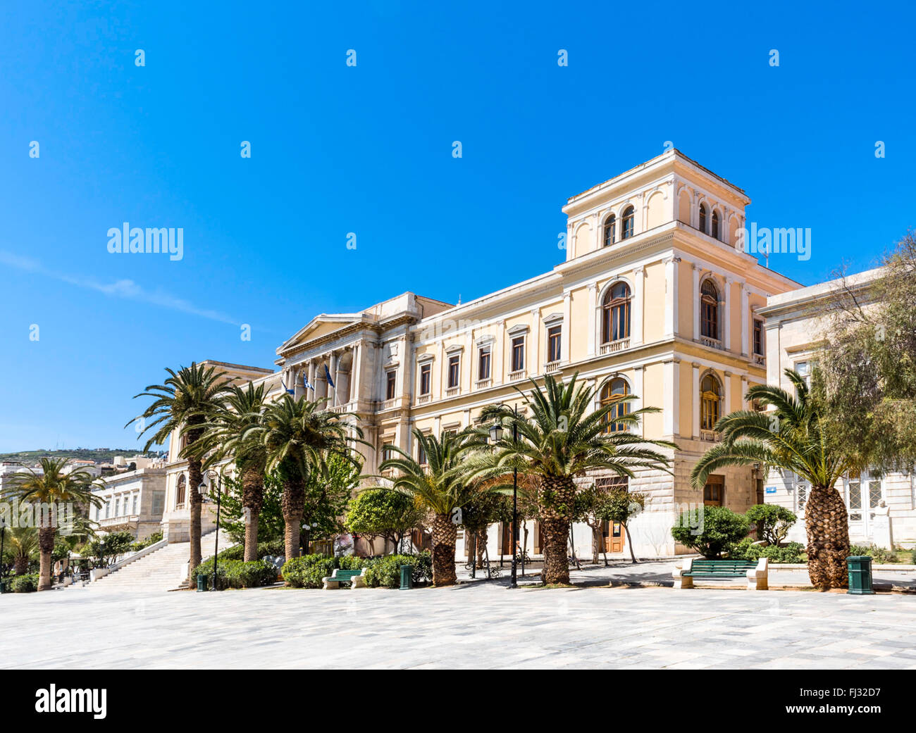 Syros capitale delle Cicladi e il bellissimo nuovo classico edificio comunale.Mar Egeo,Grecia Foto Stock