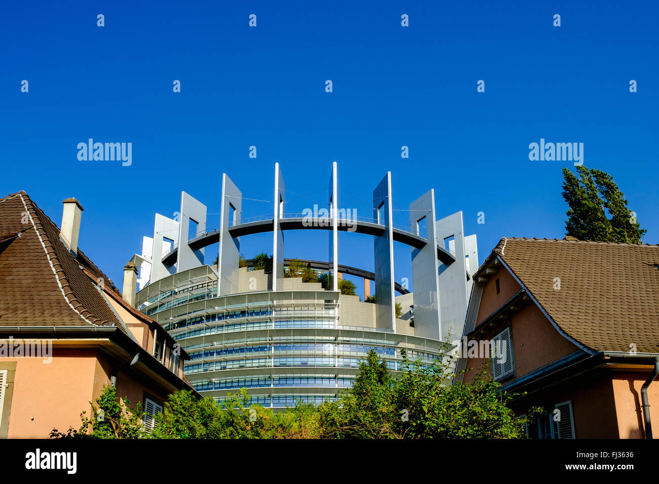 Cottage ed edificio Louise Weiss, Parlamento europeo, Strasburgo, Alsazia, Francia, Europa Foto Stock