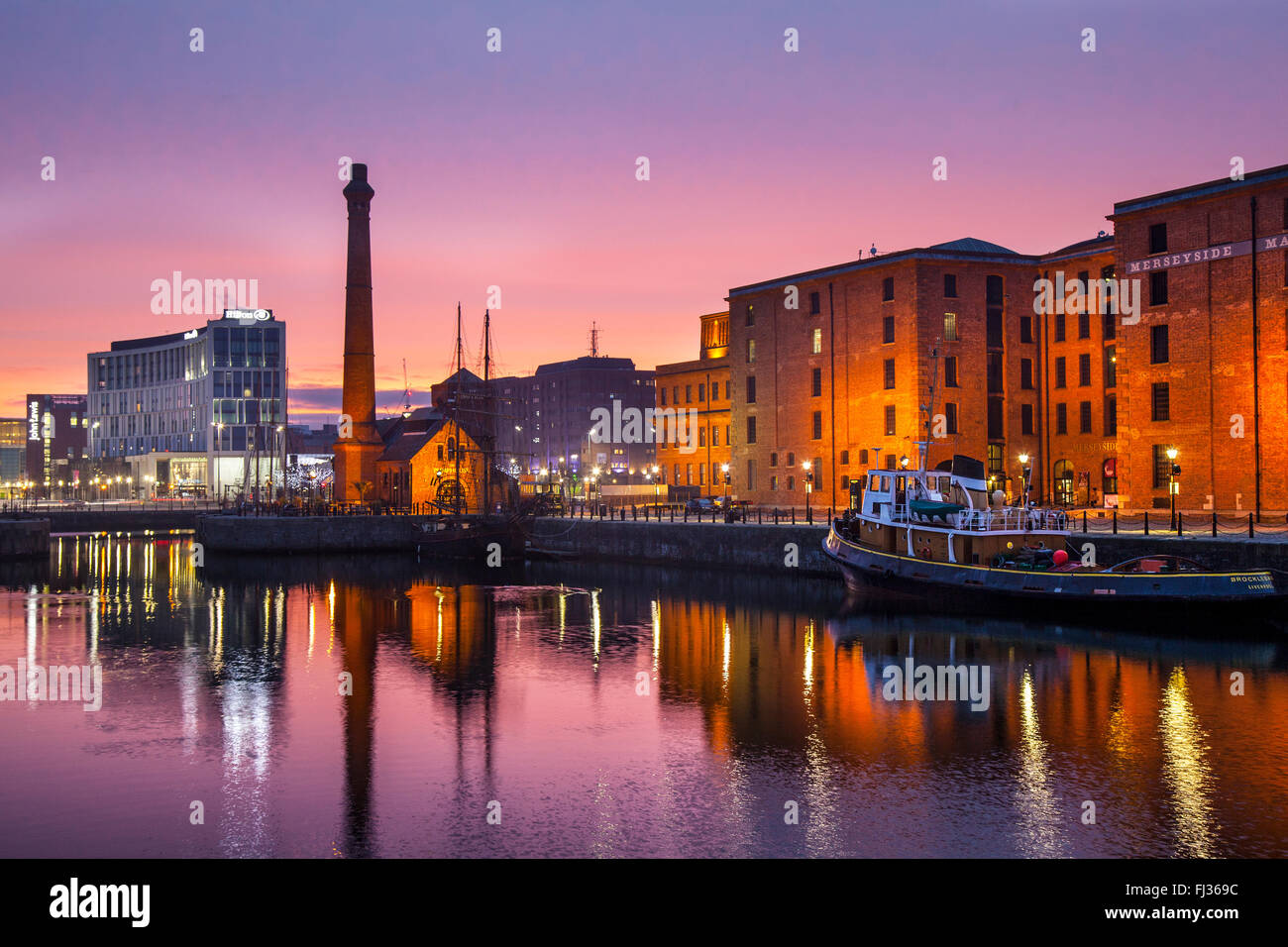 Albert docks in Liverpools dockland; la mattina presto a Liverpool, Merseyside, 29 febbraio 2016. Regno Unito Meteo. Freddo, croccante, calma, Viola Alba (crepuscolo raggi crepuscolari) un fenomeno che ha una durata di pochi minuti, con associati tramonto sull'Albert Dock & Pierhead. Albert Dock è una delle principali attrazioni turistiche della città e la più visitata attrazione nel Regno Unito, al di fuori di Londra. Si tratta di un componente fondamentale di Liverpool designato dall'UNESCO Patrimonio Mondiale città mercantile marittima. Il complesso di docking e depositi comprendono anche la più grande collezione di grado I edifici elencati di un Foto Stock