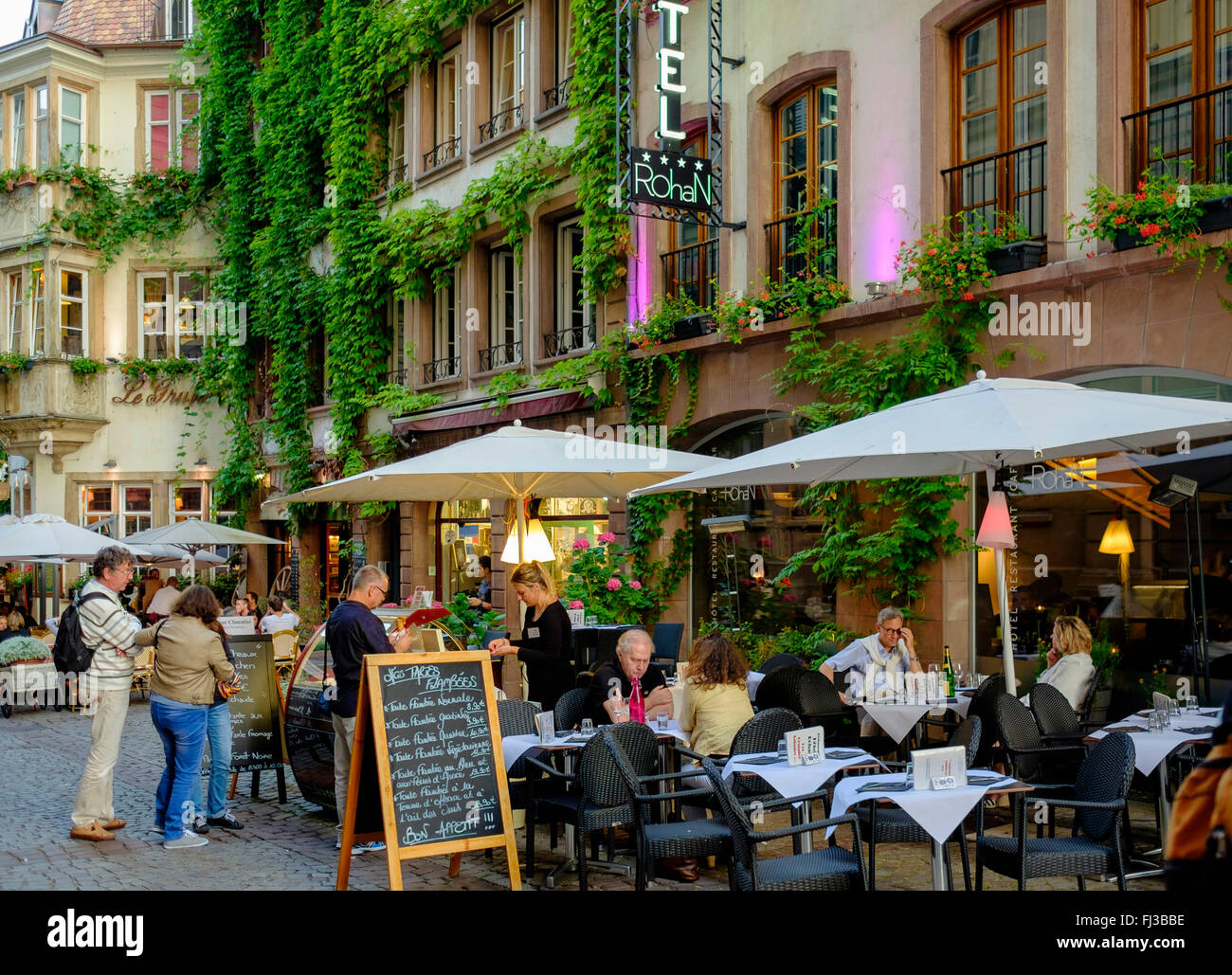 Ristorante terrazza su strada, al crepuscolo, Strasburgo, Alsazia, Francia, Foto Stock