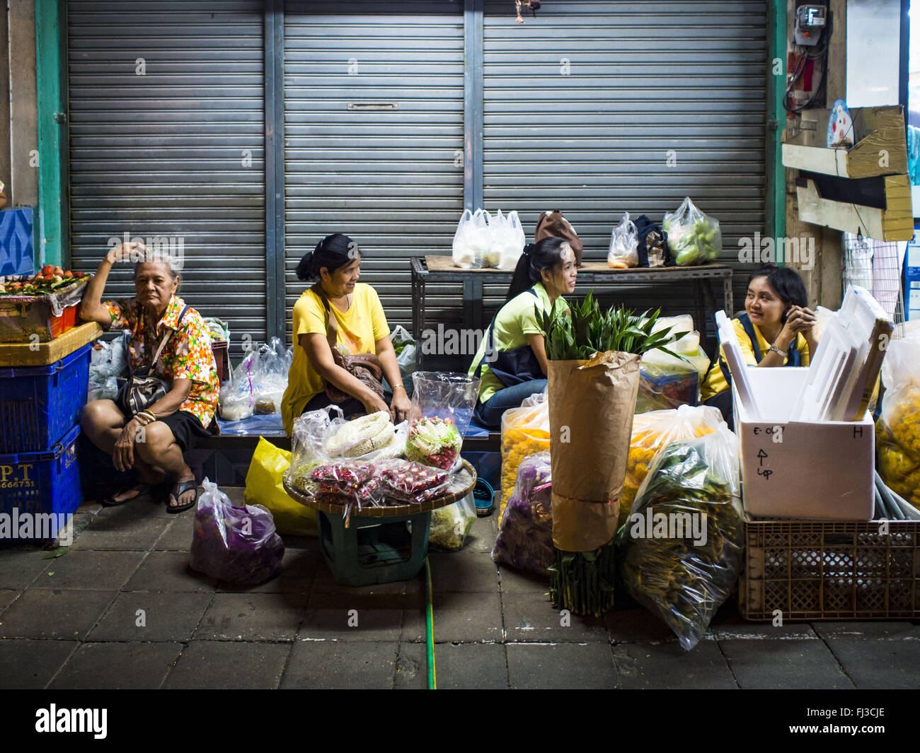 Bangkok, Bangkok, Thailandia. Il 29 febbraio, 2016. I fornitori di marciapiede in Bangkok di mercato dei fiori relax inizio lunedì. Molti fornitori di marciapiede attorno a Pak Khlong Talat, Bangkok di mercato dei fiori, hanno chiuso il loro bancarelle lunedì. Come una parte del governo militare iniziativa sponsorizzata per ripulire la Bangkok, funzionari della città ha annunciato nuove regole per i fornitori sul marciapiede che accorcia le loro ore e cambiato i regolamenti hanno lavorato sotto. Alcuni fornitori di detta le nuove regole sono state confuse e troppo limitante e la maggior parte dei fornitori ha scelto di chiudere lunedì piuttosto che rischiare multe e sanzioni. Molti sperano di riaprire wh Foto Stock