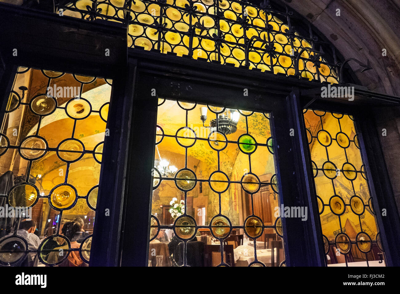 Crown glass window, Maison Kammerzell casa medioevale di notte, Strasburgo, Alsazia, Francia Foto Stock
