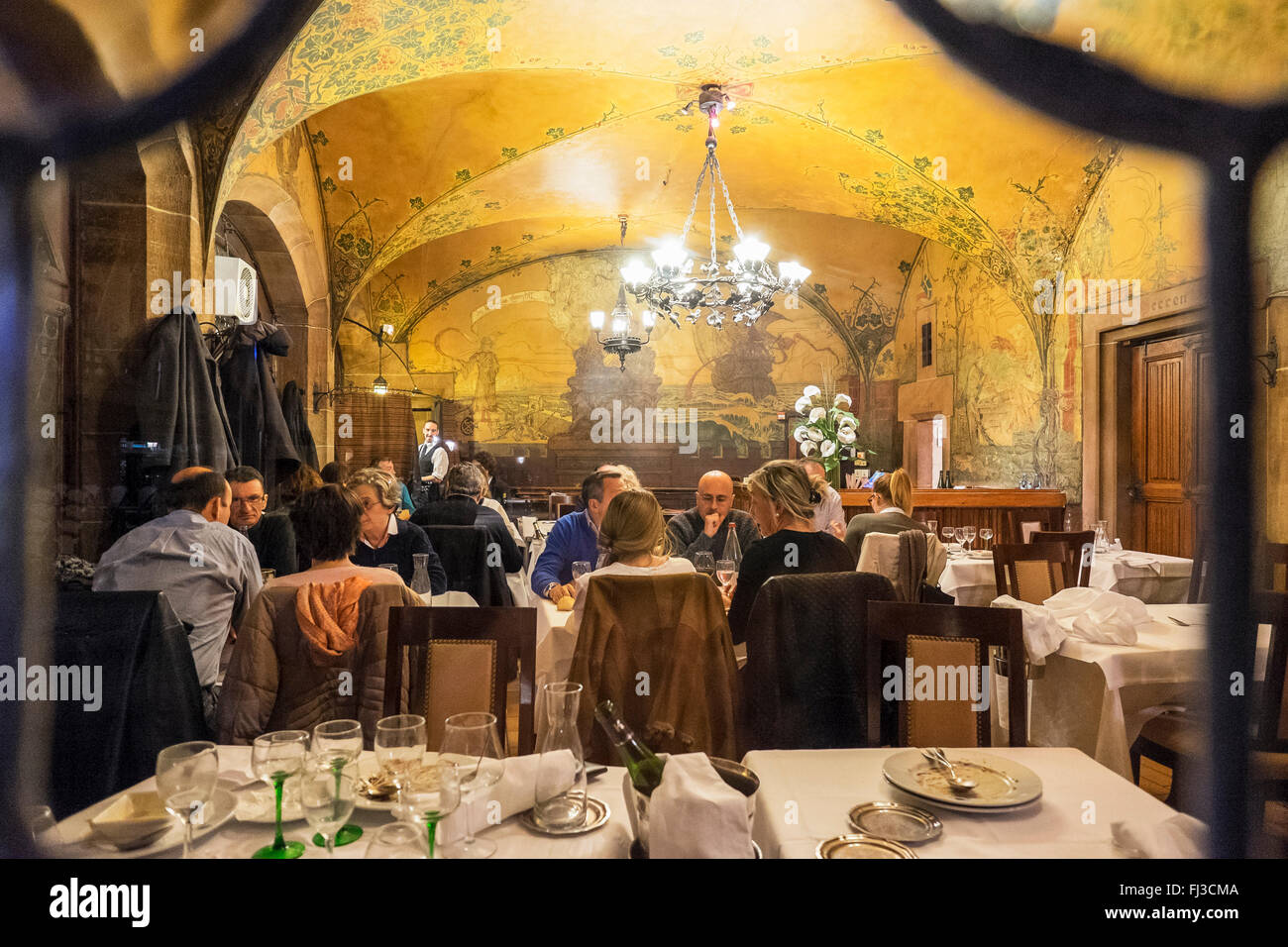 Ristorante sala da pranzo, Maison Kammerzell casa medioevale di notte, Strasburgo, Alsazia, Francia Europa Foto Stock