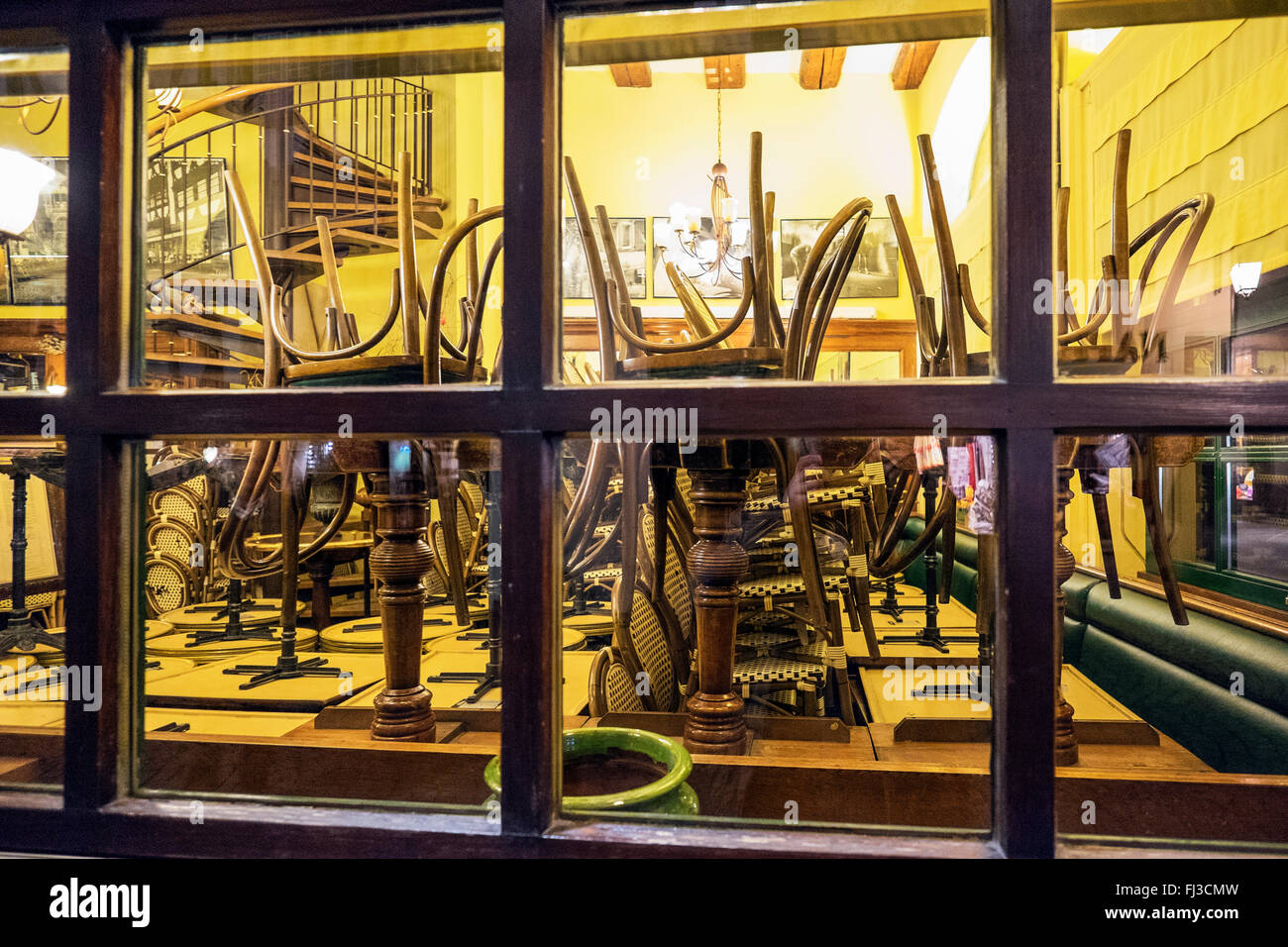 Sedie impilate su tavole in chiuso café, Alsazia, Francia, Europa Foto Stock