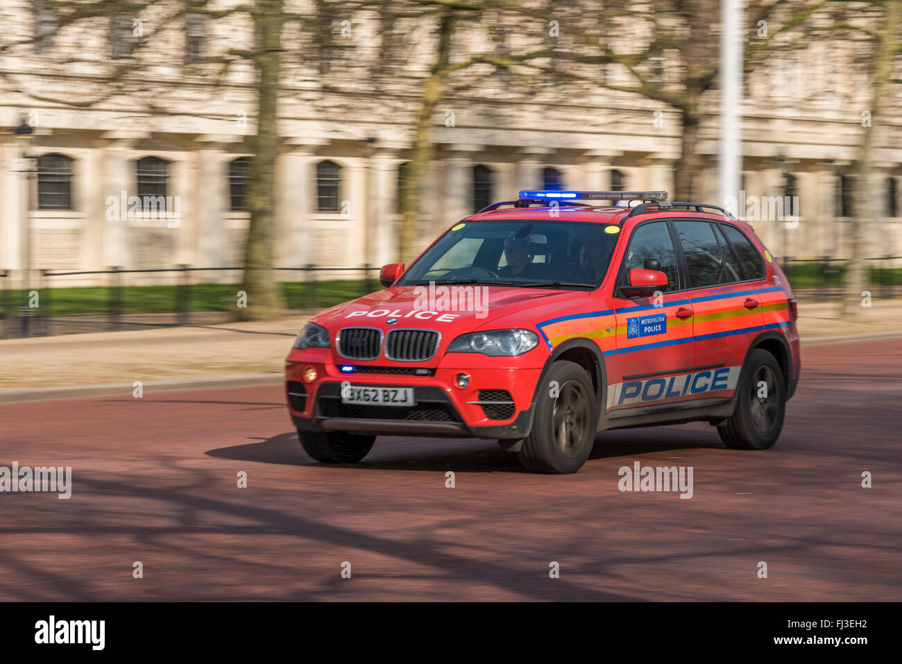 Un Rosso BMW Auto della Polizia, appartenente alla Metropolitan Police Service protezione diplomatica Gruppo, corre lungo il Mall, a Londra. Foto Stock