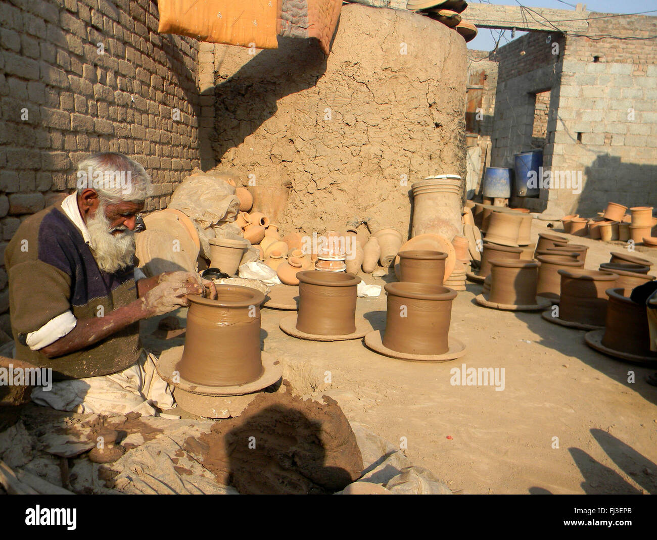 (160229) -- a Peshawar, Feb 29, 2016 (Xinhua) -- un uomo pakistano ceramiche fa in occasione di un seminario nel nord-ovest del Pakistan a Peshawar, 28 febbraio, 2016. (Xinhua/Ahmad Sidique) Foto Stock