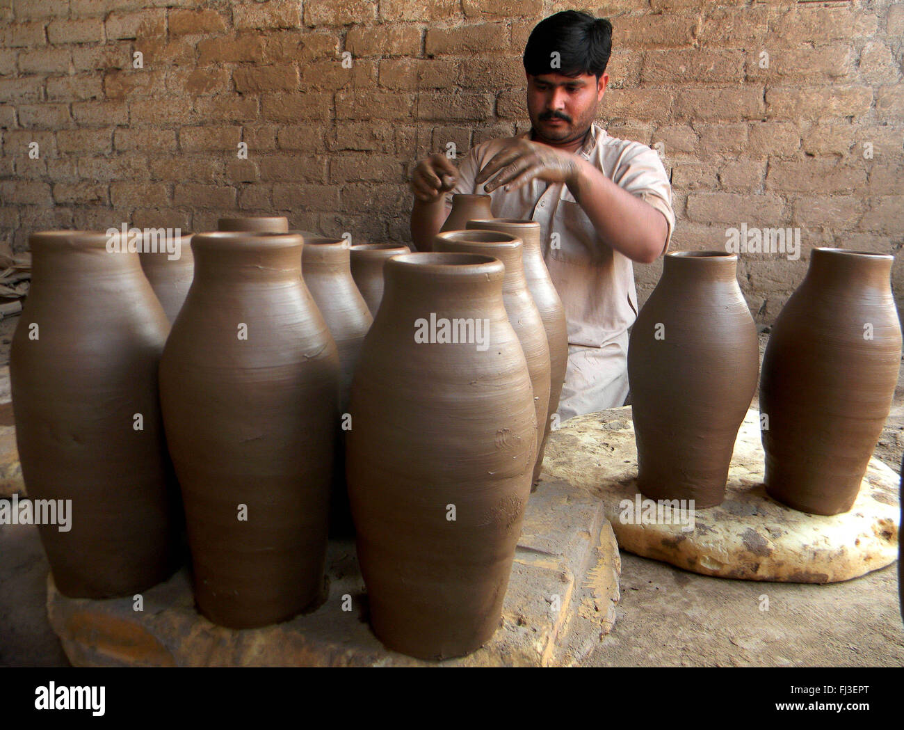 (160229) -- a Peshawar, Feb 29, 2016 (Xinhua) -- un uomo pakistano ceramiche fa in occasione di un seminario nel nord-ovest del Pakistan a Peshawar, 28 febbraio, 2016. (Xinhua/Ahmad Sidique) Foto Stock
