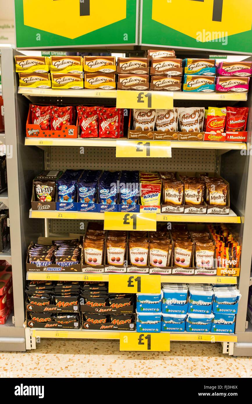 Il cioccolato per la vendita in un supermercato a 1 pound Foto Stock