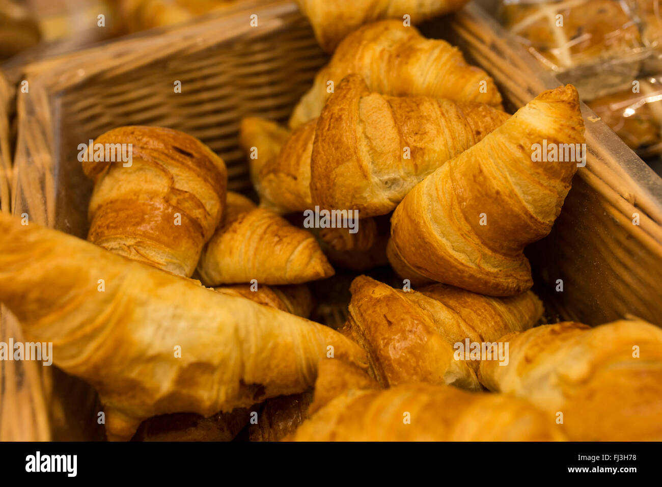Croissant in un cestello Foto Stock