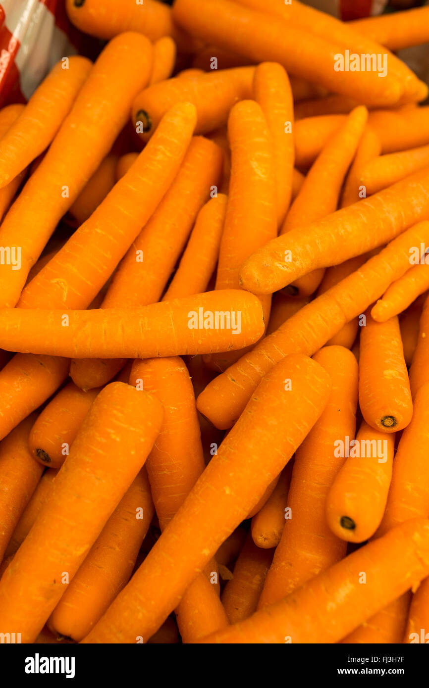 Le carote in vendita in un supermercato Foto Stock