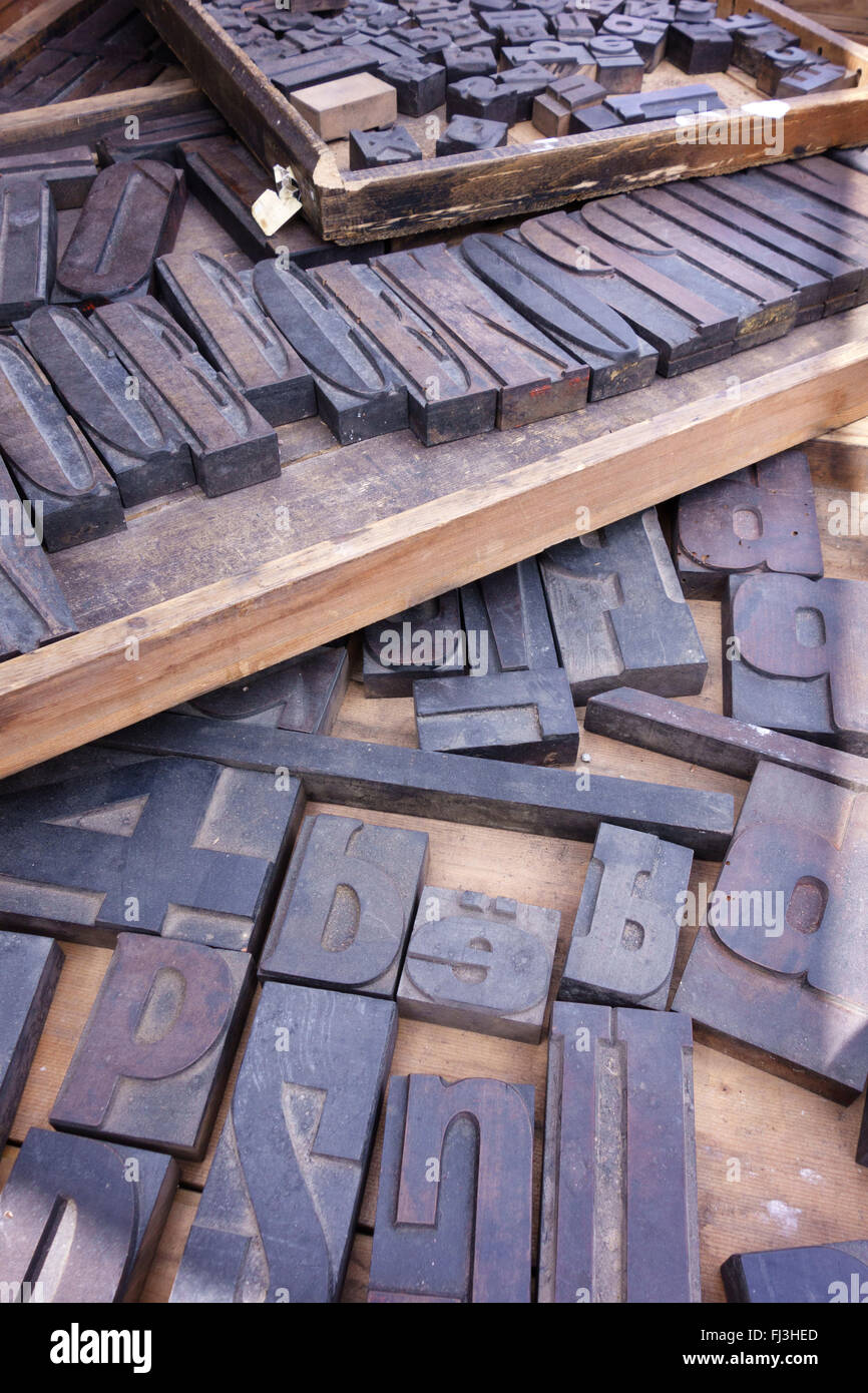 Un montaggio di vintage in legno blocchi di stampa nei vassoi Foto Stock