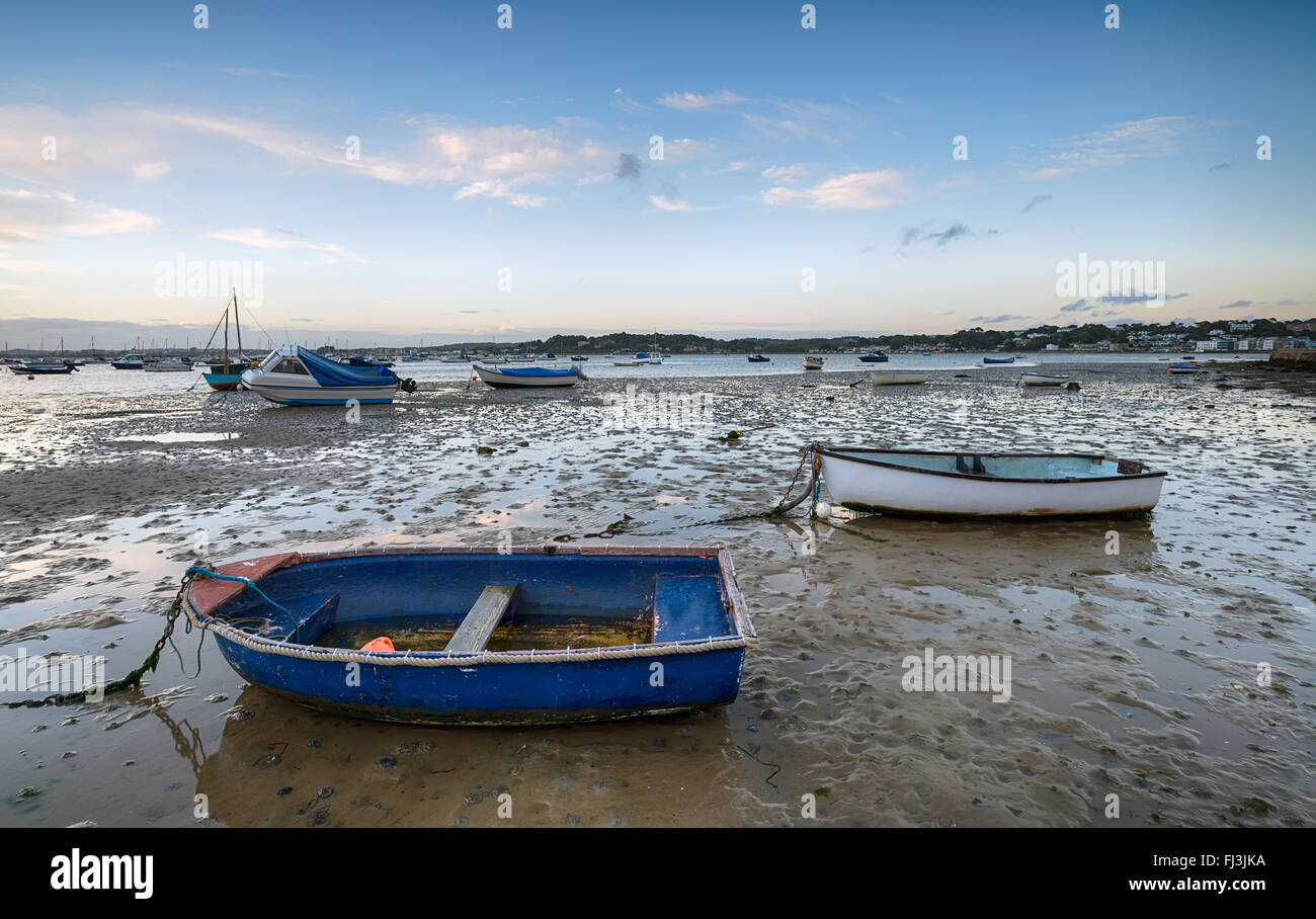 Barche a bassa marea sulla spiaggia di barene in Poole, Dorset Foto Stock