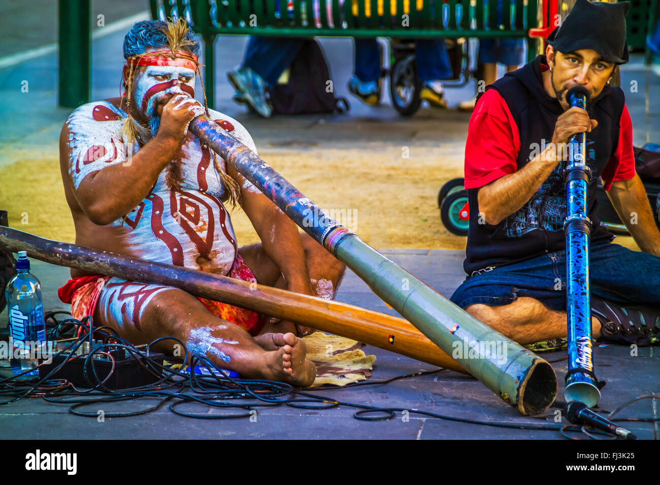 Due uomini che suonavano il didgeridoo, cultura aborigena, Melbourne Australia Foto Stock