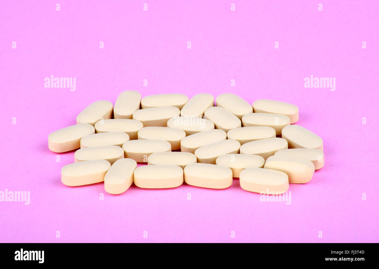 La terapia dell'hiv efavirenz su sfondo rosa Foto Stock